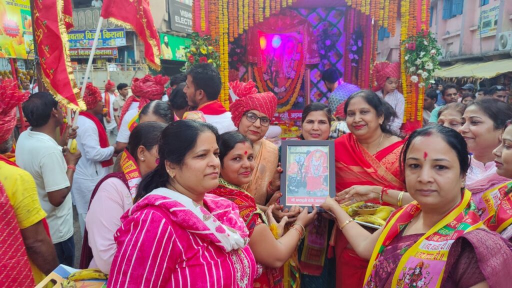 शक्ति की महिला जागृति शाखा का सेवा कार्य- चंद्रपुर पदयात्रा के पैदल पद यात्रियों को बांटे फल एवं किया सम्मान, पूर्व अध्यक्ष रीना गेवाडीन ने कहा- यह धार्मिक यात्रा शक्ति के लिए गौरवशाली, शाखा सदस्यों ने माता रानी की विशेष पूजा अर्चना कर आशीर्वाद भी लिया शक्ति की महिला जागृति शाखा का सेवा कार्य- चंद्रपुर पदयात्रा के पैदल पद यात्रियों को बांटे फल एवं किया सम्मान, पूर्व अध्यक्ष रीना गेवाडीन ने कहा- यह धार्मिक यात्रा शक्ति के लिए गौरवशाली, शाखा सदस्यों ने माता रानी की विशेष पूजा अर्चना कर आशीर्वाद भी लिया kshititech