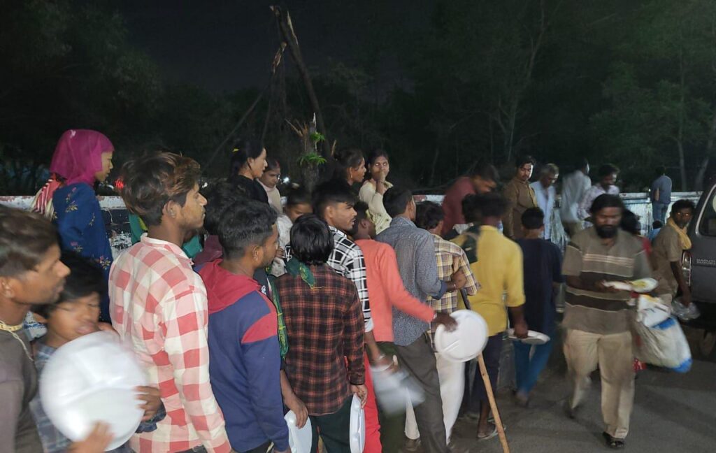 अंशु टैक्सी सर्विस बिलासपुर द्वारा जन सहयोग दीन- दुखियों को दी जा रही भोजन की सेवा, संस्था के अनुराग तिवारी द्वारा सिविल सर्जन चिकित्सक के सहयोग से 100 लोगों को करवाया गया भोजन, अनुराग ने कहा- हमारी संस्था सेवा कार्यों के लिए 24 घंटे है तैयार अंशु टैक्सी सर्विस बिलासपुर द्वारा जन सहयोग दीन- दुखियों को दी जा रही भोजन की सेवा, संस्था के अनुराग तिवारी द्वारा सिविल सर्जन चिकित्सक के सहयोग से 100 लोगों को करवाया गया भोजन, अनुराग ने कहा- हमारी संस्था सेवा कार्यों के लिए 24 घंटे है तैयार kshititech