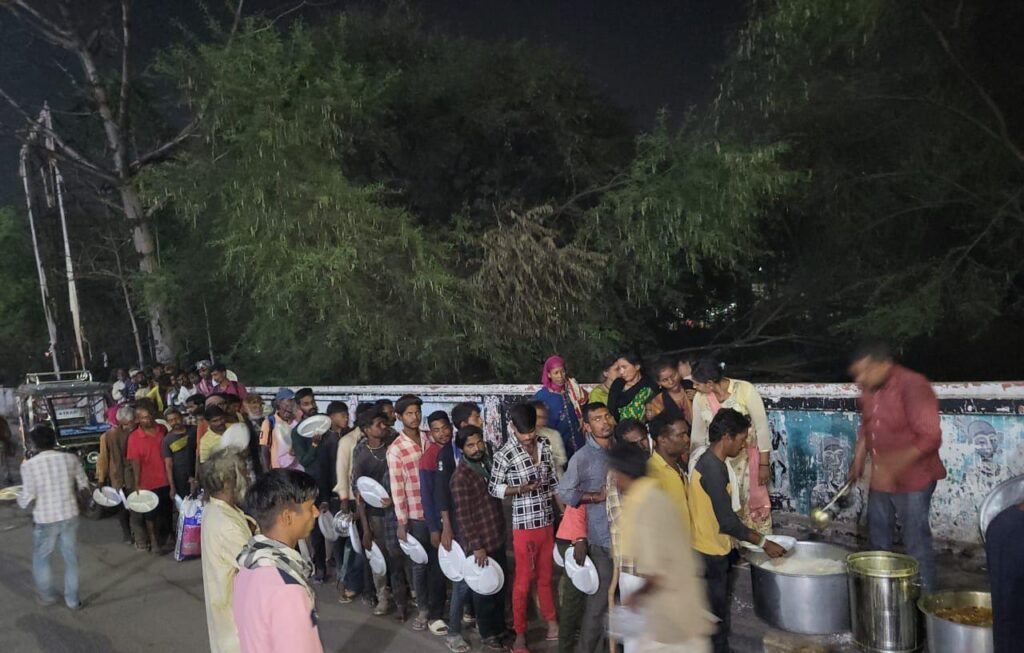 अंशु टैक्सी सर्विस बिलासपुर द्वारा जन सहयोग दीन- दुखियों को दी जा रही भोजन की सेवा, संस्था के अनुराग तिवारी द्वारा सिविल सर्जन चिकित्सक के सहयोग से 100 लोगों को करवाया गया भोजन, अनुराग ने कहा- हमारी संस्था सेवा कार्यों के लिए 24 घंटे है तैयार अंशु टैक्सी सर्विस बिलासपुर द्वारा जन सहयोग दीन- दुखियों को दी जा रही भोजन की सेवा, संस्था के अनुराग तिवारी द्वारा सिविल सर्जन चिकित्सक के सहयोग से 100 लोगों को करवाया गया भोजन, अनुराग ने कहा- हमारी संस्था सेवा कार्यों के लिए 24 घंटे है तैयार kshititech