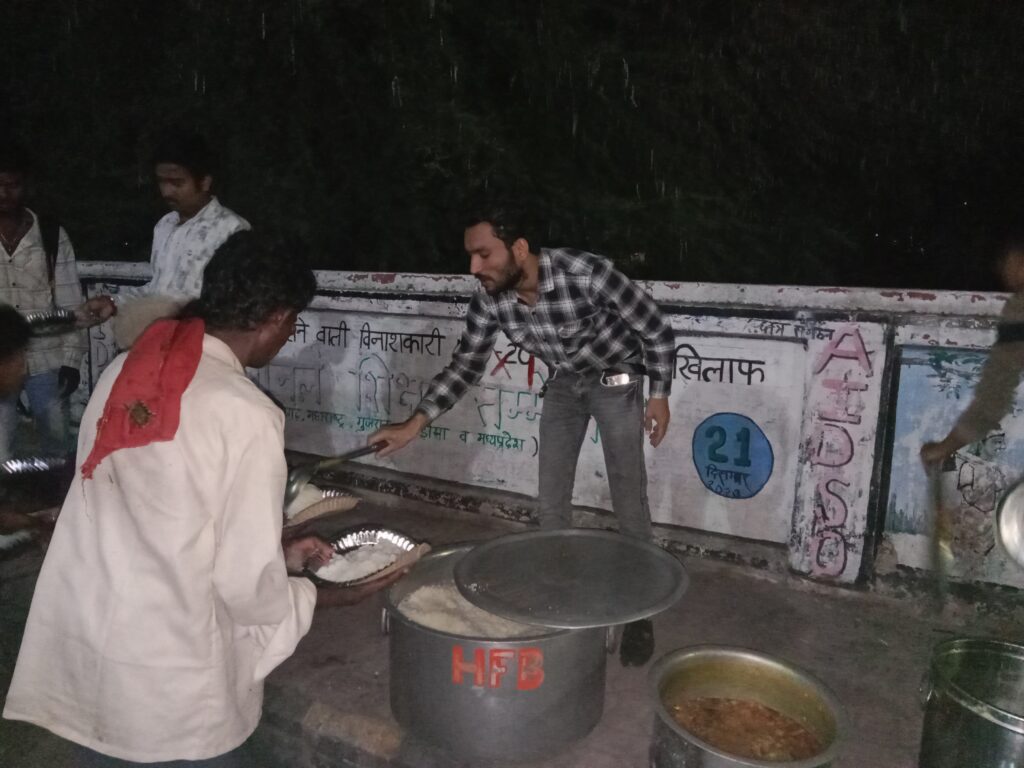 अंशु टैक्सी सर्विस बिलासपुर द्वारा जन सहयोग दीन- दुखियों को दी जा रही भोजन की सेवा, संस्था के अनुराग तिवारी द्वारा सिविल सर्जन चिकित्सक के सहयोग से 100 लोगों को करवाया गया भोजन, अनुराग ने कहा- हमारी संस्था सेवा कार्यों के लिए 24 घंटे है तैयार अंशु टैक्सी सर्विस बिलासपुर द्वारा जन सहयोग दीन- दुखियों को दी जा रही भोजन की सेवा, संस्था के अनुराग तिवारी द्वारा सिविल सर्जन चिकित्सक के सहयोग से 100 लोगों को करवाया गया भोजन, अनुराग ने कहा- हमारी संस्था सेवा कार्यों के लिए 24 घंटे है तैयार kshititech