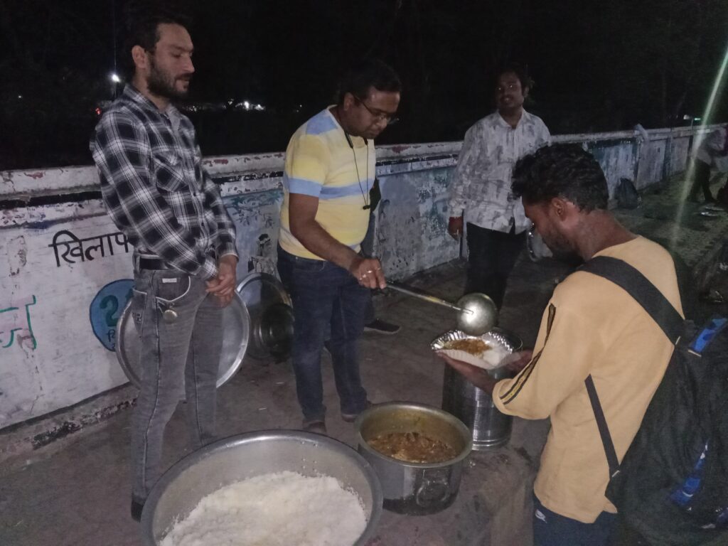 अंशु टैक्सी सर्विस बिलासपुर द्वारा जन सहयोग दीन- दुखियों को दी जा रही भोजन की सेवा, संस्था के अनुराग तिवारी द्वारा सिविल सर्जन चिकित्सक के सहयोग से 100 लोगों को करवाया गया भोजन, अनुराग ने कहा- हमारी संस्था सेवा कार्यों के लिए 24 घंटे है तैयार अंशु टैक्सी सर्विस बिलासपुर द्वारा जन सहयोग दीन- दुखियों को दी जा रही भोजन की सेवा, संस्था के अनुराग तिवारी द्वारा सिविल सर्जन चिकित्सक के सहयोग से 100 लोगों को करवाया गया भोजन, अनुराग ने कहा- हमारी संस्था सेवा कार्यों के लिए 24 घंटे है तैयार kshititech