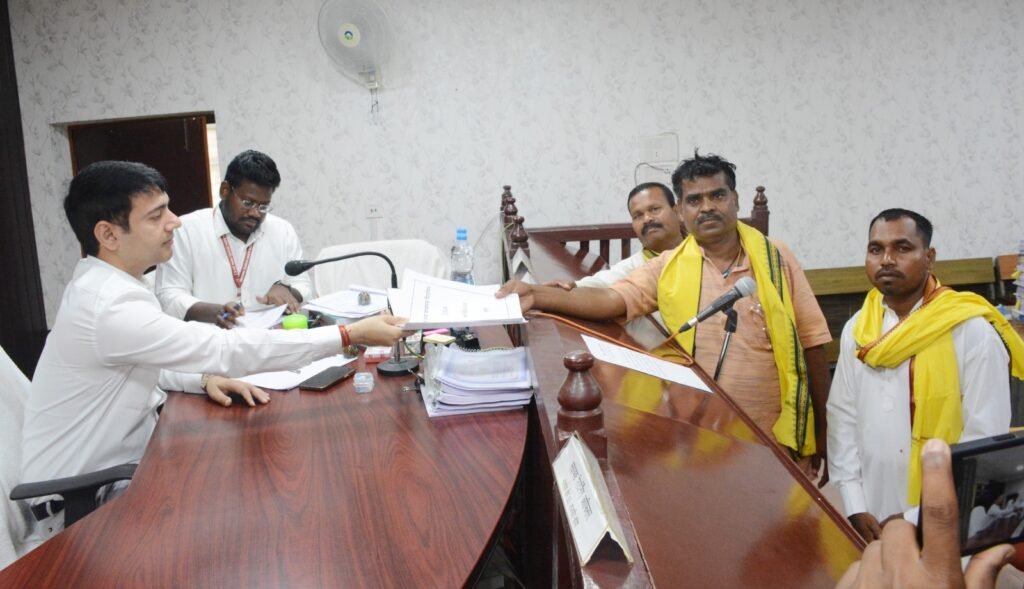 CM विष्णु पहुंचे कमलेश के नामांकन में- 17 प्रत्याशियों ने जमा किए जांजगीर चांपा लोकसभा के लिए सांसद के नामांकन,कमलेश जांगड़े के नामांकन में स्वयं मुख्यमंत्री विष्णु देव साय रहे मौजूद,19 अप्रैल को नामांकन की तिथि हुई समाप्त,शक्ति जिले में कलेक्टर टोपनो के मार्गदर्शन में चल रहा मतदान जागरूकता अभियान kshititech