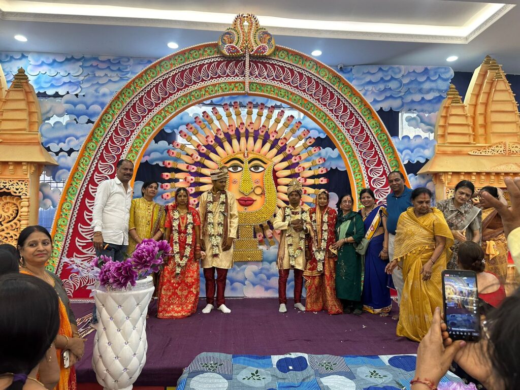दादी के दरबार में विवाह बंधन में बंधे जोड़े-चाम्पा के नारायणी धाम दादी मंदिर में 19 अप्रैल को संपन्न हुआ तो दो निर्धन कन्याओं का सामूहिक विवाह,बाराद्वार शहर की बहनों एवं नारायणी धाम सेवा समिति परिवार के सहयोग से किया गया विवाह का कार्यक्रम,चाम्पा का श्री नारायणी धाम दादी जी की आस्था के बड़े केंद्र के साथ ही वैवाहिक एवं मांगलिक आयोजनों के लिए भी है व्यवस्थित दादी के दरबार में विवाह बंधन में बंधे जोड़े-चाम्पा के नारायणी धाम दादी मंदिर में 19 अप्रैल को संपन्न हुआ तो दो निर्धन कन्याओं का सामूहिक विवाह,बाराद्वार शहर की बहनों एवं नारायणी धाम सेवा समिति परिवार के सहयोग से किया गया विवाह का कार्यक्रम,चाम्पा का श्री नारायणी धाम दादी जी की आस्था के बड़े केंद्र के साथ ही वैवाहिक एवं मांगलिक आयोजनों के लिए भी है व्यवस्थित kshititech
