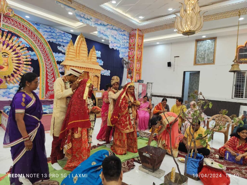 दादी के दरबार में विवाह बंधन में बंधे जोड़े-चाम्पा के नारायणी धाम दादी मंदिर में 19 अप्रैल को संपन्न हुआ तो दो निर्धन कन्याओं का सामूहिक विवाह,बाराद्वार शहर की बहनों एवं नारायणी धाम सेवा समिति परिवार के सहयोग से किया गया विवाह का कार्यक्रम,चाम्पा का श्री नारायणी धाम दादी जी की आस्था के बड़े केंद्र के साथ ही वैवाहिक एवं मांगलिक आयोजनों के लिए भी है व्यवस्थित दादी के दरबार में विवाह बंधन में बंधे जोड़े-चाम्पा के नारायणी धाम दादी मंदिर में 19 अप्रैल को संपन्न हुआ तो दो निर्धन कन्याओं का सामूहिक विवाह,बाराद्वार शहर की बहनों एवं नारायणी धाम सेवा समिति परिवार के सहयोग से किया गया विवाह का कार्यक्रम,चाम्पा का श्री नारायणी धाम दादी जी की आस्था के बड़े केंद्र के साथ ही वैवाहिक एवं मांगलिक आयोजनों के लिए भी है व्यवस्थित kshititech
