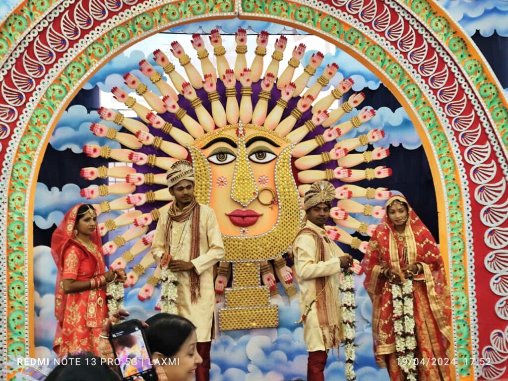 दादी के दरबार में विवाह बंधन में बंधे जोड़े-चाम्पा के नारायणी धाम दादी मंदिर में 19 अप्रैल को संपन्न हुआ तो दो निर्धन कन्याओं का सामूहिक विवाह,बाराद्वार शहर की बहनों एवं नारायणी धाम सेवा समिति परिवार के सहयोग से किया गया विवाह का कार्यक्रम,चाम्पा का श्री नारायणी धाम दादी जी की आस्था के बड़े केंद्र के साथ ही वैवाहिक एवं मांगलिक आयोजनों के लिए भी है व्यवस्थित दादी के दरबार में विवाह बंधन में बंधे जोड़े-चाम्पा के नारायणी धाम दादी मंदिर में 19 अप्रैल को संपन्न हुआ तो दो निर्धन कन्याओं का सामूहिक विवाह,बाराद्वार शहर की बहनों एवं नारायणी धाम सेवा समिति परिवार के सहयोग से किया गया विवाह का कार्यक्रम,चाम्पा का श्री नारायणी धाम दादी जी की आस्था के बड़े केंद्र के साथ ही वैवाहिक एवं मांगलिक आयोजनों के लिए भी है व्यवस्थित kshititech