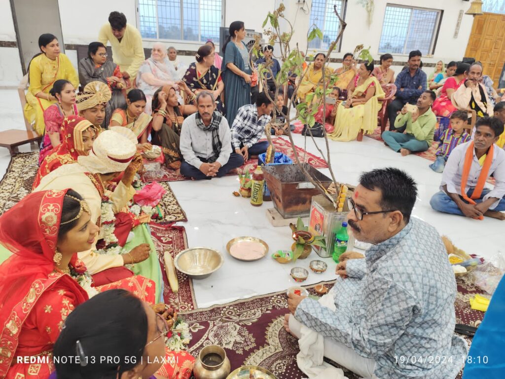 दादी के दरबार में विवाह बंधन में बंधे जोड़े-चाम्पा के नारायणी धाम दादी मंदिर में 19 अप्रैल को संपन्न हुआ तो दो निर्धन कन्याओं का सामूहिक विवाह,बाराद्वार शहर की बहनों एवं नारायणी धाम सेवा समिति परिवार के सहयोग से किया गया विवाह का कार्यक्रम,चाम्पा का श्री नारायणी धाम दादी जी की आस्था के बड़े केंद्र के साथ ही वैवाहिक एवं मांगलिक आयोजनों के लिए भी है व्यवस्थित दादी के दरबार में विवाह बंधन में बंधे जोड़े-चाम्पा के नारायणी धाम दादी मंदिर में 19 अप्रैल को संपन्न हुआ तो दो निर्धन कन्याओं का सामूहिक विवाह,बाराद्वार शहर की बहनों एवं नारायणी धाम सेवा समिति परिवार के सहयोग से किया गया विवाह का कार्यक्रम,चाम्पा का श्री नारायणी धाम दादी जी की आस्था के बड़े केंद्र के साथ ही वैवाहिक एवं मांगलिक आयोजनों के लिए भी है व्यवस्थित kshititech