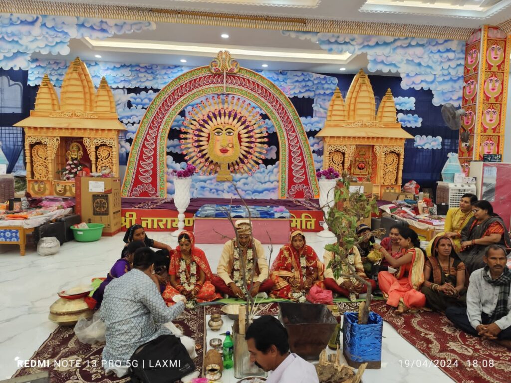 दादी के दरबार में विवाह बंधन में बंधे जोड़े-चाम्पा के नारायणी धाम दादी मंदिर में 19 अप्रैल को संपन्न हुआ तो दो निर्धन कन्याओं का सामूहिक विवाह,बाराद्वार शहर की बहनों एवं नारायणी धाम सेवा समिति परिवार के सहयोग से किया गया विवाह का कार्यक्रम,चाम्पा का श्री नारायणी धाम दादी जी की आस्था के बड़े केंद्र के साथ ही वैवाहिक एवं मांगलिक आयोजनों के लिए भी है व्यवस्थित दादी के दरबार में विवाह बंधन में बंधे जोड़े-चाम्पा के नारायणी धाम दादी मंदिर में 19 अप्रैल को संपन्न हुआ तो दो निर्धन कन्याओं का सामूहिक विवाह,बाराद्वार शहर की बहनों एवं नारायणी धाम सेवा समिति परिवार के सहयोग से किया गया विवाह का कार्यक्रम,चाम्पा का श्री नारायणी धाम दादी जी की आस्था के बड़े केंद्र के साथ ही वैवाहिक एवं मांगलिक आयोजनों के लिए भी है व्यवस्थित kshititech