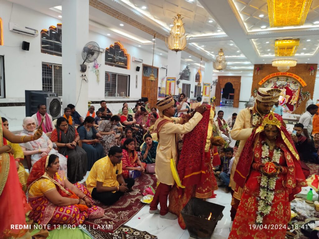 दादी के दरबार में विवाह बंधन में बंधे जोड़े-चाम्पा के नारायणी धाम दादी मंदिर में 19 अप्रैल को संपन्न हुआ तो दो निर्धन कन्याओं का सामूहिक विवाह,बाराद्वार शहर की बहनों एवं नारायणी धाम सेवा समिति परिवार के सहयोग से किया गया विवाह का कार्यक्रम,चाम्पा का श्री नारायणी धाम दादी जी की आस्था के बड़े केंद्र के साथ ही वैवाहिक एवं मांगलिक आयोजनों के लिए भी है व्यवस्थित दादी के दरबार में विवाह बंधन में बंधे जोड़े-चाम्पा के नारायणी धाम दादी मंदिर में 19 अप्रैल को संपन्न हुआ तो दो निर्धन कन्याओं का सामूहिक विवाह,बाराद्वार शहर की बहनों एवं नारायणी धाम सेवा समिति परिवार के सहयोग से किया गया विवाह का कार्यक्रम,चाम्पा का श्री नारायणी धाम दादी जी की आस्था के बड़े केंद्र के साथ ही वैवाहिक एवं मांगलिक आयोजनों के लिए भी है व्यवस्थित kshititech