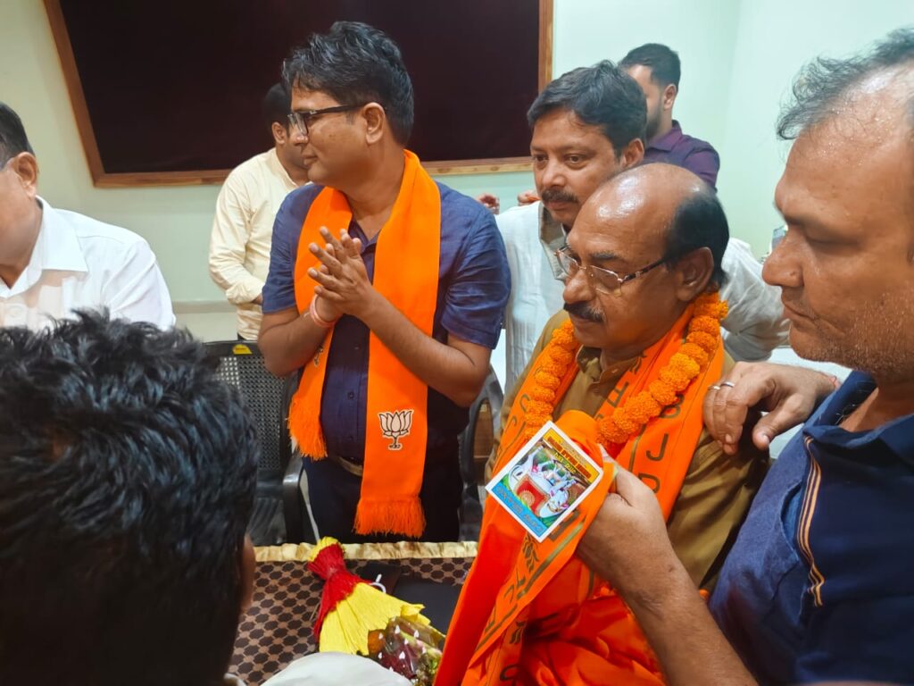 शक्ति की पूर्व कांग्रेस विधायक सरोजा राठौर एवम उनके पति कांग्रेस नेता मनहरण राठौर भी हुए भाजपा में शामिल, भाजपा के दिग्गज नेताओं की उपस्थिति में हुआ भाजपा प्रवेश, तत्कालीन विधानसभा अध्यक्ष महंत के प्रतिनिधि रह चुके है मनहरण राठौर, तीन बार कांग्रेस की टिकट पर विधायक चुनाव लड़ा है मनहरण ने शक्ति की पूर्व कांग्रेस विधायक सरोजा राठौर एवम उनके पति कांग्रेस नेता मनहरण राठौर भी हुए भाजपा में शामिल, भाजपा के दिग्गज नेताओं की उपस्थिति में हुआ भाजपा प्रवेश, तत्कालीन विधानसभा अध्यक्ष महंत के प्रतिनिधि रह चुके है मनहरण राठौर, तीन बार कांग्रेस की टिकट पर विधायक चुनाव लड़ा है मनहरण ने kshititech