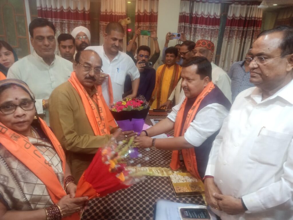 शक्ति की पूर्व कांग्रेस विधायक सरोजा राठौर एवम उनके पति कांग्रेस नेता मनहरण राठौर भी हुए भाजपा में शामिल, भाजपा के दिग्गज नेताओं की उपस्थिति में हुआ भाजपा प्रवेश, तत्कालीन विधानसभा अध्यक्ष महंत के प्रतिनिधि रह चुके है मनहरण राठौर, तीन बार कांग्रेस की टिकट पर विधायक चुनाव लड़ा है मनहरण ने शक्ति की पूर्व कांग्रेस विधायक सरोजा राठौर एवम उनके पति कांग्रेस नेता मनहरण राठौर भी हुए भाजपा में शामिल, भाजपा के दिग्गज नेताओं की उपस्थिति में हुआ भाजपा प्रवेश, तत्कालीन विधानसभा अध्यक्ष महंत के प्रतिनिधि रह चुके है मनहरण राठौर, तीन बार कांग्रेस की टिकट पर विधायक चुनाव लड़ा है मनहरण ने kshititech