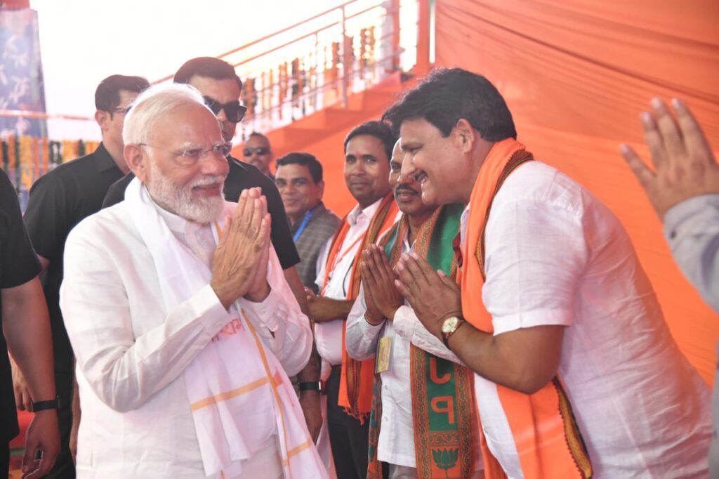 सक्ति में जब पीएम मोदी ने हाथ जोड़कर अभिवादन के लिए झुकाया सर- शक्ति आगमन पर प्रधानमंत्री मोदी से भाजपा नेताओं की हुई आत्मीय मुलाकात- मोदी के अभिवादन की शैली देखकर मंत्रमुग्ध हो गए भाजपा नेता,नेताओ ने कहा- ऐसा पीएम नहीं देखा कहीं, मोदी की इसी आत्मीयता से कायल है देश की जनता सक्ति में जब पीएम मोदी ने हाथ जोड़कर अभिवादन के लिए झुकाया सर- शक्ति आगमन पर प्रधानमंत्री मोदी से भाजपा नेताओं की हुई आत्मीय मुलाकात- मोदी के अभिवादन की शैली देखकर मंत्रमुग्ध हो गए भाजपा नेता,नेताओ ने कहा- ऐसा पीएम नहीं देखा कहीं, मोदी की इसी आत्मीयता से कायल है देश की जनता kshititech