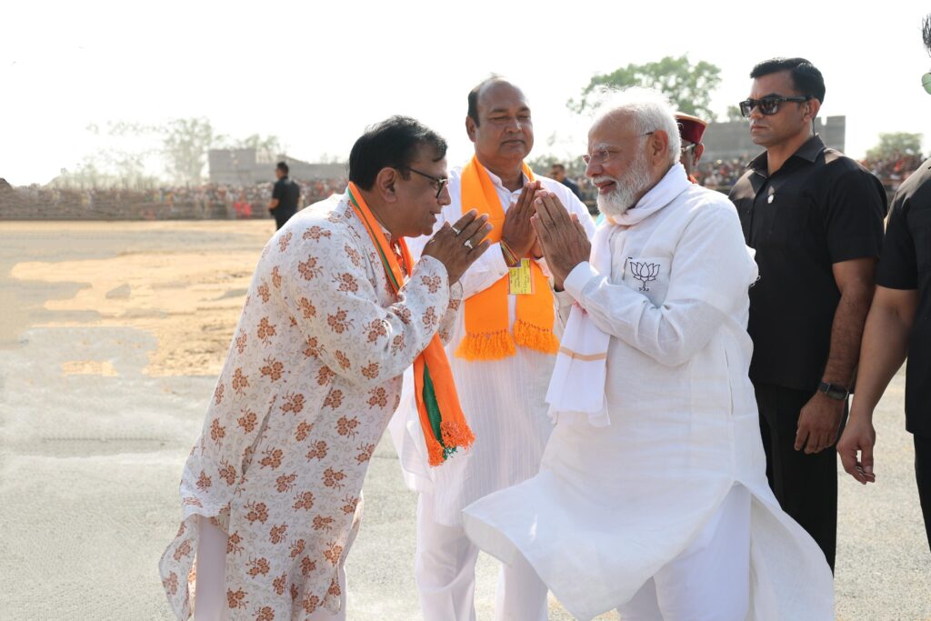 सक्ति में जब पीएम मोदी ने हाथ जोड़कर अभिवादन के लिए झुकाया सर- शक्ति आगमन पर प्रधानमंत्री मोदी से भाजपा नेताओं की हुई आत्मीय मुलाकात- मोदी के अभिवादन की शैली देखकर मंत्रमुग्ध हो गए भाजपा नेता,नेताओ ने कहा- ऐसा पीएम नहीं देखा कहीं, मोदी की इसी आत्मीयता से कायल है देश की जनता सक्ति में जब पीएम मोदी ने हाथ जोड़कर अभिवादन के लिए झुकाया सर- शक्ति आगमन पर प्रधानमंत्री मोदी से भाजपा नेताओं की हुई आत्मीय मुलाकात- मोदी के अभिवादन की शैली देखकर मंत्रमुग्ध हो गए भाजपा नेता,नेताओ ने कहा- ऐसा पीएम नहीं देखा कहीं, मोदी की इसी आत्मीयता से कायल है देश की जनता kshititech