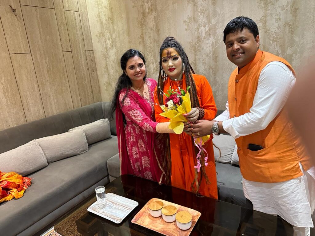 खरसिया के गंज बाजार स्थित हनुमान मंदिर में कुमार विशु एवं शहनाज अख्तर ने बांधा हनुमान जी के सुमधुर भजनों का समा, देर रात तक झुमते रहे हनुमान भक्त, श्री सियाराम सखा मंडल एवं हनुमान सेवा समिति गंज बाजार खरसिया ने किया था आयोजन खरसिया के गंज बाजार स्थित हनुमान मंदिर में कुमार विशु एवं शहनाज अख्तर ने बांधा हनुमान जी के सुमधुर भजनों का समा, देर रात तक झुमते रहे हनुमान भक्त, श्री सियाराम सखा मंडल एवं हनुमान सेवा समिति गंज बाजार खरसिया ने किया था आयोजन kshititech