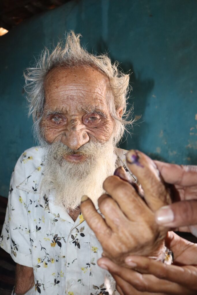 85 साल के बुजुर्ग ने करी HOME वोटिंग- शक्ति जिले में प्रशासन की चुनावी तैयारी अंतिम चरण पर- 1 मई को होगी गीत एवं कविता प्रतिस्पर्धा,मतदान जागरूकता को लेकर प्रशासन गंभीर,जिले के बुजुर्ग मतदाताओं को दिया जा रहा निर्वाचन आयोग की सुविधा का लाभ, बुजुर्गों को मताधिकार का उपयोग कराने घर-घर पहुंच रहे निर्वाचन अधिकारी 85 साल के बुजुर्ग ने करी HOME वोटिंग- शक्ति जिले में प्रशासन की चुनावी तैयारी अंतिम चरण पर- 1 मई को होगी गीत एवं कविता प्रतिस्पर्धा,मतदान जागरूकता को लेकर प्रशासन गंभीर,जिले के बुजुर्ग मतदाताओं को दिया जा रहा निर्वाचन आयोग की सुविधा का लाभ, बुजुर्गों को मताधिकार का उपयोग कराने घर-घर पहुंच रहे निर्वाचन अधिकारी kshititech