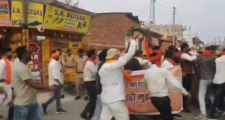 महंत के गृह नगर सारागांव में आक्रामक हुई BJP, मोदी वाले बयान पर युवा मोर्चा के कार्यकर्ताओं ने घेर दिया महंत का गृह निवास, पुलिस ने भी भांजी लाठियां, युवा मोर्चा के कार्यकर्ता लगा रहे थे मुर्दाबाद के नारे, शक्ति के अग्रसेन चौक में भी हुआ महंत का पुतला दहन, मुख्यमंत्री विष्णु देव साय ने कहा- महंत का यह बयान स्तरहीन, कमलेश जांगड़े का 5 अप्रैल को होगा अकलतरा विधानसभा दौरा kshititech