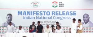 मेनिफेस्टो 2024- चुनावी घोषणाओं में कांग्रेस भारी- कांग्रेस के घोषणा पत्र में 5 न्याय, 25 गारंटी:400 रु. मजदूरी, गरीब महिलाओं को सालाना 1 लाख, MSP कानून और जाति जनगणना का वादा, सरकार बनने पर बुजुर्गों को रेलवे में देगी रियायत, कांग्रेस अध्यक्ष खड़गे ने कहीं बड़ी बात- मोदी डरते हैं मणिपुर जाने से, भाजपा में चल रहा- चंदा दो, ठेका लो kshititech