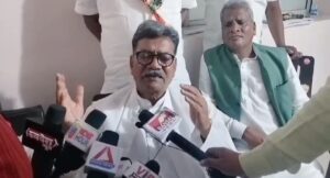 सठिया गिस महंत-छत्तीसगढ़ विधानसभा के नेता प्रतिपक्ष के मोदी के डिफाल्टर वाले बयान पर पूर्व विधायक डॉक्टर खिलावन साहू ने कहा-सठिया गए हैं महंत, तथा मानसिक संतुलन खो चुके हैं, साहू ने कहा- नजर नहीं आ रही मैदान में कांग्रेस और महंत कह रहे जीतेंगे 5- 6 सीट, खिलावन ने कहा महंत छत्तीसगढ़िया एवं कबीरहा होने का कर रहे ढोंग सठिया गिस महंत-छत्तीसगढ़ विधानसभा के नेता प्रतिपक्ष के मोदी के डिफाल्टर वाले बयान पर पूर्व विधायक डॉक्टर खिलावन साहू ने कहा-सठिया गए हैं महंत, तथा मानसिक संतुलन खो चुके हैं, साहू ने कहा- नजर नहीं आ रही मैदान में कांग्रेस और महंत कह रहे जीतेंगे 5- 6 सीट, खिलावन ने कहा महंत छत्तीसगढ़िया एवं कबीरहा होने का कर रहे ढोंग kshititech