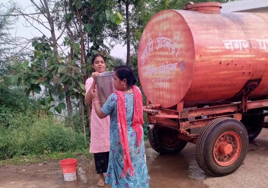 नगर पंचायत अड़भार में ग्रीष्म ऋतु को देखते हुए टैंकरों से की जा रही पेयजल आपूर्ति, सुबह से शाम तक शहर के विभिन्न वार्डों में नवरात्रि पर्व को लेकर हो रहा स्वच्छता अभियान, प्रतिदिन हजारों की संख्या में मां अष्टभुजी के दर्शन हेतु पहुंच रहे श्रद्धालु नगर पंचायत अड़भार में ग्रीष्म ऋतु को देखते हुए टैंकरों से की जा रही पेयजल आपूर्ति, सुबह से शाम तक शहर के विभिन्न वार्डों में नवरात्रि पर्व को लेकर हो रहा स्वच्छता अभियान, प्रतिदिन हजारों की संख्या में मां अष्टभुजी के दर्शन हेतु पहुंच रहे श्रद्धालु kshititech