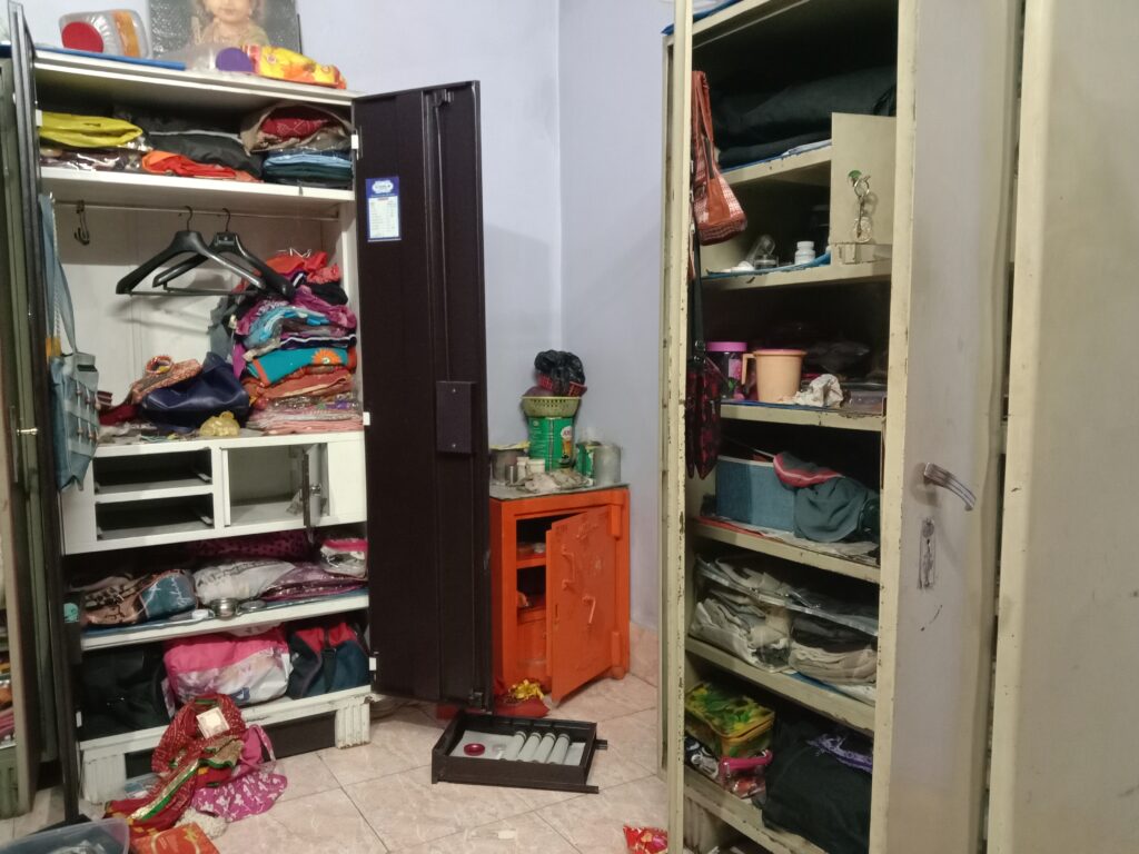 शक्ति की अब तक की सबसे बड़ी चोरी- लगभग डेढ़ सौ तोला सोना एवं ₹10 लाख नगदी ले गए चोर-सूत्र, शहर के राइस मिल व्यवसायी के यहां हुई भयंकर चोरी, पुलिस जुटी तलाश में, पुलिस के आला अधिकारी पहुंचे मौके पर, पुलिस जुटी है मामले की तफ्तीश में शक्ति की अब तक की सबसे बड़ी चोरी- लगभग डेढ़ सौ तोला सोना एवं ₹10 लाख नगदी ले गए चोर-सूत्र, शहर के राइस मिल व्यवसायी के यहां हुई भयंकर चोरी, पुलिस जुटी तलाश में, पुलिस के आला अधिकारी पहुंचे मौके पर, पुलिस जुटी है मामले की तफ्तीश में kshititech