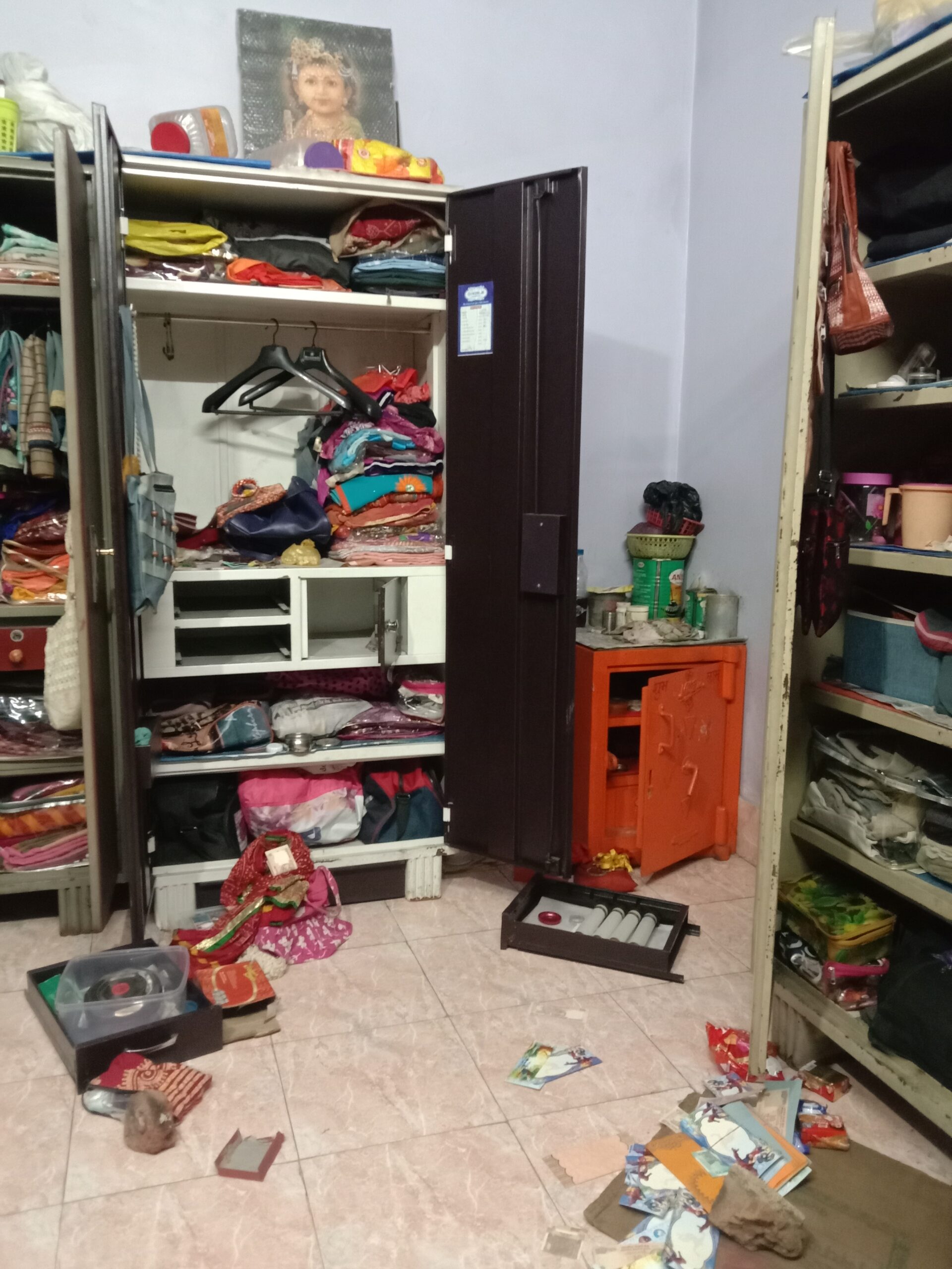 शक्ति की अब तक की सबसे बड़ी चोरी- लगभग डेढ़ सौ तोला सोना एवं ₹10 लाख नगदी ले गए चोर-सूत्र, शहर के राइस मिल व्यवसायी के यहां हुई भयंकर चोरी, पुलिस जुटी तलाश में, पुलिस के आला अधिकारी पहुंचे मौके पर, पुलिस जुटी है मामले की तफ्तीश में शक्ति की अब तक की सबसे बड़ी चोरी- लगभग डेढ़ सौ तोला सोना एवं ₹10 लाख नगदी ले गए चोर-सूत्र, शहर के राइस मिल व्यवसायी के यहां हुई भयंकर चोरी, पुलिस जुटी तलाश में, पुलिस के आला अधिकारी पहुंचे मौके पर, पुलिस जुटी है मामले की तफ्तीश में kshititech