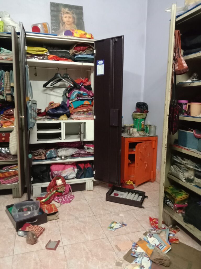 शक्ति की अब तक की सबसे बड़ी चोरी- लगभग डेढ़ सौ तोला सोना एवं ₹10 लाख नगदी ले गए चोर-सूत्र, शहर के राइस मिल व्यवसायी के यहां हुई भयंकर चोरी, पुलिस जुटी तलाश में, पुलिस के आला अधिकारी पहुंचे मौके पर, पुलिस जुटी है मामले की तफ्तीश में शक्ति की अब तक की सबसे बड़ी चोरी- लगभग डेढ़ सौ तोला सोना एवं ₹10 लाख नगदी ले गए चोर-सूत्र, शहर के राइस मिल व्यवसायी के यहां हुई भयंकर चोरी, पुलिस जुटी तलाश में, पुलिस के आला अधिकारी पहुंचे मौके पर, पुलिस जुटी है मामले की तफ्तीश में kshititech