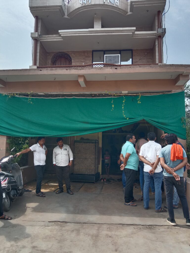 शक्ति की अब तक की सबसे बड़ी चोरी- लगभग डेढ़ सौ तोला सोना एवं ₹10 लाख नगदी ले गए चोर-सूत्र, शहर के राइस मिल व्यवसायी के यहां हुई भयंकर चोरी, पुलिस जुटी तलाश में, पुलिस के आला अधिकारी पहुंचे मौके पर, पुलिस जुटी है मामले की तफ्तीश में शक्ति की अब तक की सबसे बड़ी चोरी- लगभग डेढ़ सौ तोला सोना एवं ₹10 लाख नगदी ले गए चोर-सूत्र, शहर के राइस मिल व्यवसायी के यहां हुई भयंकर चोरी, पुलिस जुटी तलाश में, पुलिस के आला अधिकारी पहुंचे मौके पर, पुलिस जुटी है मामले की तफ्तीश में kshititech