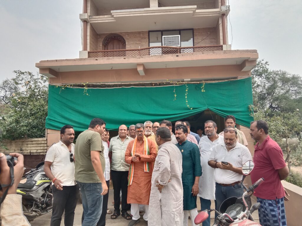 शक्ति में हुई बड़ी चोरी पर पीड़ित परिवारों से मिलने पहुंचे छत्तीसगढ़ विधानसभा के नेता प्रतिपक्ष महंत,जिला पुलिस अधीक्षक आईपीएस अंकिता शर्मा ने भी अधिकारियों के साथ लिया घटनास्थल का मुआयना, एसपी अंकिता ने कहा मामले में पुलिस करेगी पूरी मेहनत, लगभग 76 लाख चोरी की लिखी गई रिपोर्ट- सूत्र शक्ति में हुई बड़ी चोरी पर पीड़ित परिवारों से मिलने पहुंचे छत्तीसगढ़ विधानसभा के नेता प्रतिपक्ष महंत,जिला पुलिस अधीक्षक आईपीएस अंकिता शर्मा ने भी अधिकारियों के साथ लिया घटनास्थल का मुआयना, एसपी अंकिता ने कहा मामले में पुलिस करेगी पूरी मेहनत, लगभग 76 लाख चोरी की लिखी गई रिपोर्ट- सूत्र kshititech