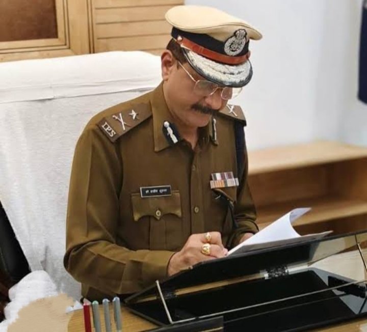 हाई प्रोफाइल चोरी- शक्ति पहुंचे पुलिस आईजी शुक्ला ने कहा- चोरी के मामले की होगी उच्च स्तरीय जांच, एसपी को दिए निर्देश,15- 20 पुलिस जवानों की टीम लगाकर मकान के आसपास करें सघन जांच, शक्ति की चैंबर इकाई ने भी आईजी साहब को दिया ज्ञापन, कहा चोरी के मामले पर तत्काल हो कारवाई kshititech