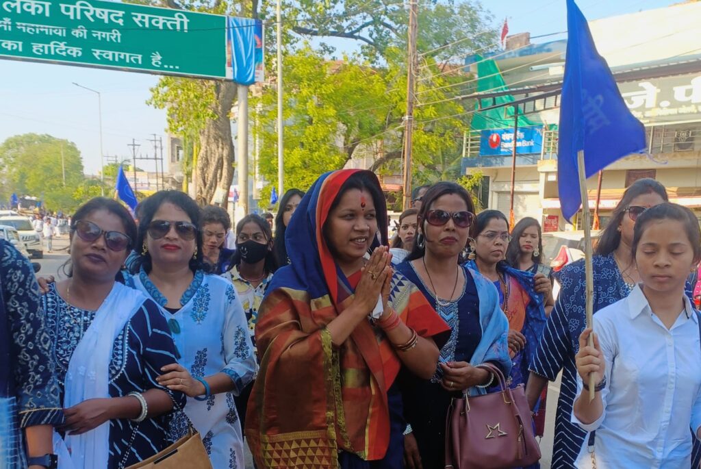 SC सीट पर चौथी बार सांसद बनाने भाजपा का होगा बड़ा शक्ति प्रदर्शन-19 को नामांकन दाखिला करेगी भाजपा प्रत्याशी कमलेश जांगड़े, प्रदेश के मुख्यमंत्री विष्णु देव साय भी होंगे शामिल, संसदीय क्षेत्र की आठो विधानसभा के हजारों कार्यकर्ता पहुंचेंगे रैली में,कमलेश ने दी अंबेडकर जी को पुष्पांजलि, एक लाख कार्यकर्ताओं की नामांकन रैली की तैयारी में है BJP SC सीट पर चौथी बार सांसद बनाने भाजपा का होगा बड़ा शक्ति प्रदर्शन-19 को नामांकन दाखिला करेगी भाजपा प्रत्याशी कमलेश जांगड़े, प्रदेश के मुख्यमंत्री विष्णु देव साय भी होंगे शामिल, संसदीय क्षेत्र की आठो विधानसभा के हजारों कार्यकर्ता पहुंचेंगे रैली में,कमलेश ने दी अंबेडकर जी को पुष्पांजलि, एक लाख कार्यकर्ताओं की नामांकन रैली की तैयारी में है BJP kshititech