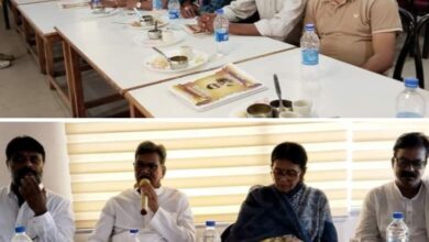 सार्वजनिक उद्योगों को निजी हाथों में जाने से बचाना होगा, कांग्रेस को मजबूत करें : डॉ. महंत,श्रमिक संगठन सीटू के पदाधिकारियों से नेता प्रतिपक्ष ने की मुलाकात, महंत ने कहा- देश में कांग्रेस शासन के समय हुई थी लाभकारी उद्योगों की स्थापना, भाजपा ने आते ही चंद उद्योगपतियों के हाथों में बेच दिया देश का सारा उद्योग सार्वजनिक उद्योगों को निजी हाथों में जाने से बचाना होगा, कांग्रेस को मजबूत करें : डॉ. महंत,श्रमिक संगठन सीटू के पदाधिकारियों से नेता प्रतिपक्ष ने की मुलाकात, महंत ने कहा- देश में कांग्रेस शासन के समय हुई थी लाभकारी उद्योगों की स्थापना, भाजपा ने आते ही चंद उद्योगपतियों के हाथों में बेच दिया देश का सारा उद्योग kshititech