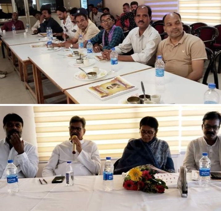 सार्वजनिक उद्योगों को निजी हाथों में जाने से बचाना होगा, कांग्रेस को मजबूत करें : डॉ. महंत,श्रमिक संगठन सीटू के पदाधिकारियों से नेता प्रतिपक्ष ने की मुलाकात, महंत ने कहा- देश में कांग्रेस शासन के समय हुई थी लाभकारी उद्योगों की स्थापना, भाजपा ने आते ही चंद उद्योगपतियों के हाथों में बेच दिया देश का सारा उद्योग सार्वजनिक उद्योगों को निजी हाथों में जाने से बचाना होगा, कांग्रेस को मजबूत करें : डॉ. महंत,श्रमिक संगठन सीटू के पदाधिकारियों से नेता प्रतिपक्ष ने की मुलाकात, महंत ने कहा- देश में कांग्रेस शासन के समय हुई थी लाभकारी उद्योगों की स्थापना, भाजपा ने आते ही चंद उद्योगपतियों के हाथों में बेच दिया देश का सारा उद्योग kshititech