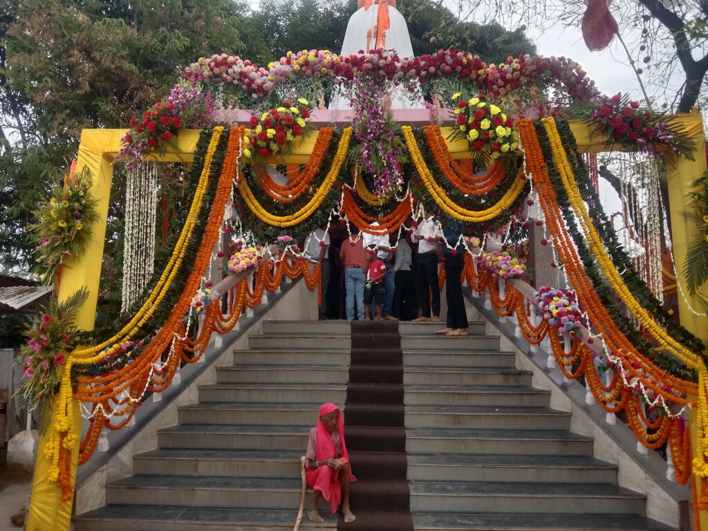शक्ति शहर में हनुमान जन्मोत्सव पर हरेठी स्थित पंचमुखी दक्षिणमुखी हनुमान मंदिर सहित मंदिरों में लगी भक्तों की भीड़, पूजा- अर्चना कर प्रसाद का हुआ वितरण, जय बाबा बजरंगबली के श्री घोष से गुंज उठा शहर, हनुमान जी की आराधना में झूम उठे लोग, मंदिरों में हनुमान जी को लगा महाभोग का प्रसाद शक्ति शहर में हनुमान जन्मोत्सव पर हरेठी स्थित पंचमुखी दक्षिणमुखी हनुमान मंदिर सहित मंदिरों में लगी भक्तों की भीड़, पूजा- अर्चना कर प्रसाद का हुआ वितरण, जय बाबा बजरंगबली के श्री घोष से गुंज उठा शहर, हनुमान जी की आराधना में झूम उठे लोग, मंदिरों में हनुमान जी को लगा महाभोग का प्रसाद kshititech