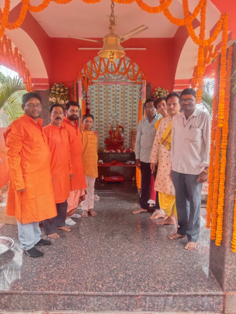 शक्ति शहर में हनुमान जन्मोत्सव पर हरेठी स्थित पंचमुखी दक्षिणमुखी हनुमान मंदिर सहित मंदिरों में लगी भक्तों की भीड़, पूजा- अर्चना कर प्रसाद का हुआ वितरण, जय बाबा बजरंगबली के श्री घोष से गुंज उठा शहर, हनुमान जी की आराधना में झूम उठे लोग, मंदिरों में हनुमान जी को लगा महाभोग का प्रसाद शक्ति शहर में हनुमान जन्मोत्सव पर हरेठी स्थित पंचमुखी दक्षिणमुखी हनुमान मंदिर सहित मंदिरों में लगी भक्तों की भीड़, पूजा- अर्चना कर प्रसाद का हुआ वितरण, जय बाबा बजरंगबली के श्री घोष से गुंज उठा शहर, हनुमान जी की आराधना में झूम उठे लोग, मंदिरों में हनुमान जी को लगा महाभोग का प्रसाद kshititech
