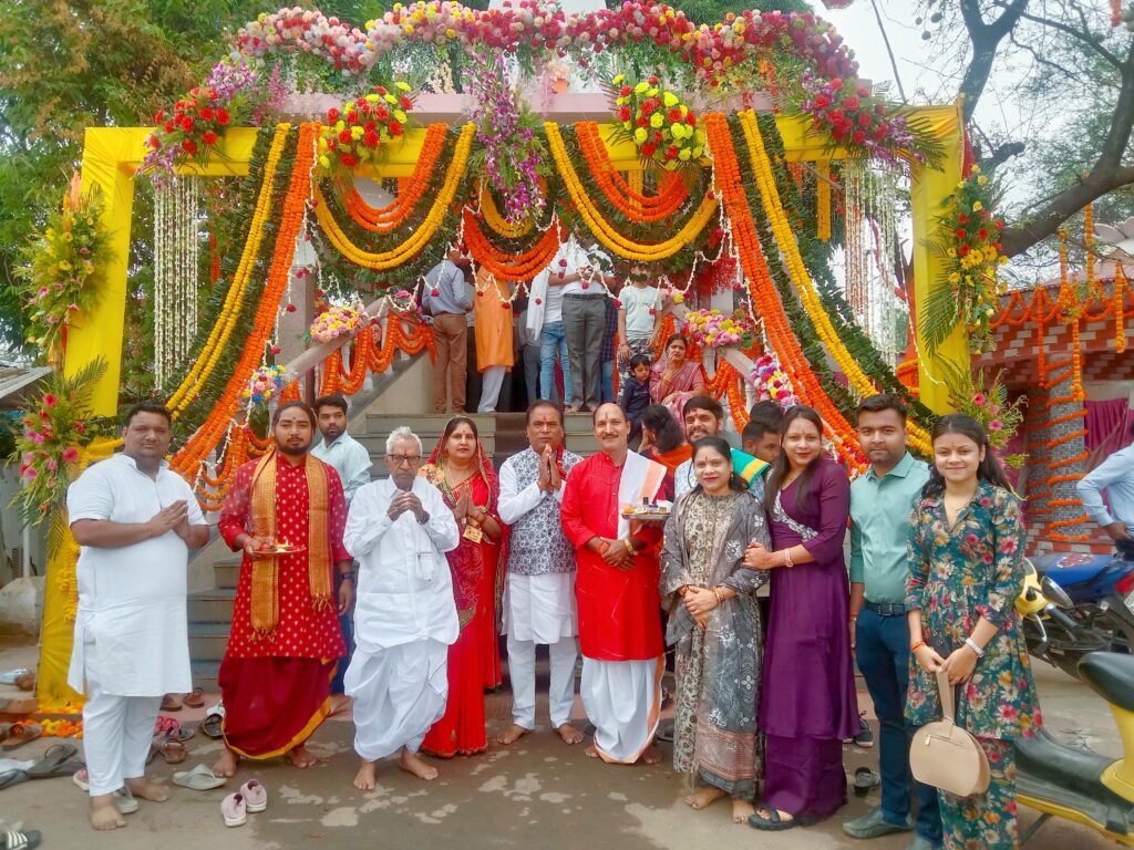 शक्ति शहर में हनुमान जन्मोत्सव पर हरेठी स्थित पंचमुखी दक्षिणमुखी हनुमान मंदिर सहित मंदिरों में लगी भक्तों की भीड़, पूजा- अर्चना कर प्रसाद का हुआ वितरण, जय बाबा बजरंगबली के श्री घोष से गुंज उठा शहर, हनुमान जी की आराधना में झूम उठे लोग, मंदिरों में हनुमान जी को लगा महाभोग का प्रसाद शक्ति शहर में हनुमान जन्मोत्सव पर हरेठी स्थित पंचमुखी दक्षिणमुखी हनुमान मंदिर सहित मंदिरों में लगी भक्तों की भीड़, पूजा- अर्चना कर प्रसाद का हुआ वितरण, जय बाबा बजरंगबली के श्री घोष से गुंज उठा शहर, हनुमान जी की आराधना में झूम उठे लोग, मंदिरों में हनुमान जी को लगा महाभोग का प्रसाद kshititech