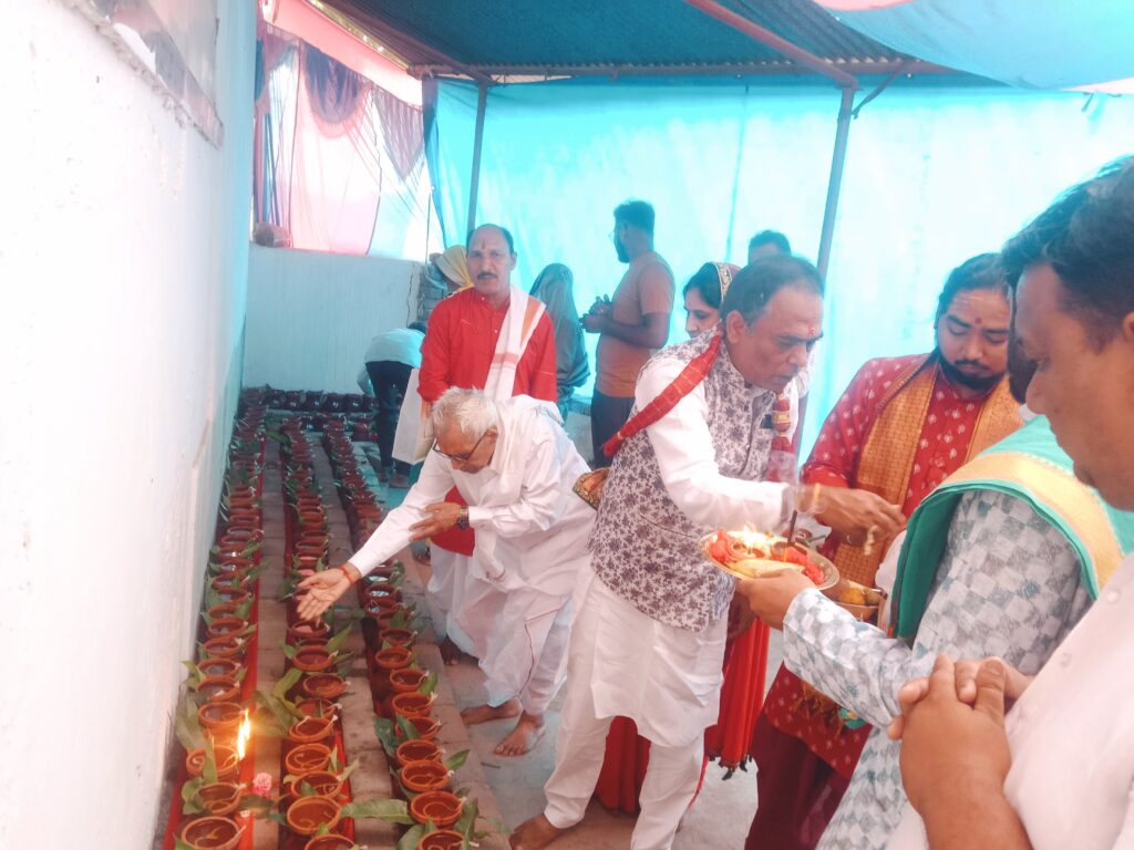 शक्ति शहर में हनुमान जन्मोत्सव पर हरेठी स्थित पंचमुखी दक्षिणमुखी हनुमान मंदिर सहित मंदिरों में लगी भक्तों की भीड़, पूजा- अर्चना कर प्रसाद का हुआ वितरण, जय बाबा बजरंगबली के श्री घोष से गुंज उठा शहर, हनुमान जी की आराधना में झूम उठे लोग, मंदिरों में हनुमान जी को लगा महाभोग का प्रसाद शक्ति शहर में हनुमान जन्मोत्सव पर हरेठी स्थित पंचमुखी दक्षिणमुखी हनुमान मंदिर सहित मंदिरों में लगी भक्तों की भीड़, पूजा- अर्चना कर प्रसाद का हुआ वितरण, जय बाबा बजरंगबली के श्री घोष से गुंज उठा शहर, हनुमान जी की आराधना में झूम उठे लोग, मंदिरों में हनुमान जी को लगा महाभोग का प्रसाद kshititech