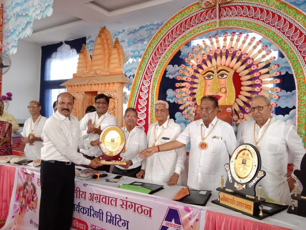 झुन्झनू धाम चाम्पा में हुई बैठक- अग्रवाल संगठन की प्रदेश कार्यकारिणी की बैठक में हुए विभिन्न निर्णय- श्री अग्रसेन चैरिटेबल ट्रस्ट का होगा पुनर्गठन, संगठन के नए निर्वाचन के लिए बाबूलाल अग्रवाल को नियुक्त किया गया चुनाव अधिकारी,चाम्पा के रानी सती दादी मंदिर में हुई बैठक, मंदिर के संस्थापक महेंद्र सावी मित्तल सहित दादी भक्तों ने किया था बैठक का आतिथ्य झुन्झनू धाम चाम्पा में हुई बैठक- अग्रवाल संगठन की प्रदेश कार्यकारिणी की बैठक में हुए विभिन्न निर्णय- श्री अग्रसेन चैरिटेबल ट्रस्ट का होगा पुनर्गठन, संगठन के नए निर्वाचन के लिए बाबूलाल अग्रवाल को नियुक्त किया गया चुनाव अधिकारी,चाम्पा के रानी सती दादी मंदिर में हुई बैठक, मंदिर के संस्थापक महेंद्र सावी मित्तल सहित दादी भक्तों ने किया था बैठक का आतिथ्य kshititech