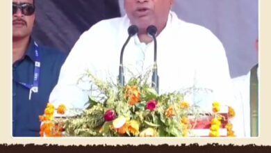 मोदी जब तक भागेगा नहीं- देश तब तक बचेगा नहीं, चाम्पा के भालेराय मैदान में कांग्रेस अध्यक्ष मल्लिकार्जुन बरसे पीएम मोदी पर कहा- कांग्रेस पर मोदी बोल रहे झूठ, सबका साथ तो लिया, मगर विकास की जगह कर दिया सबका सत्यानाश,खड़गे की सभा में उमड़ी भीड़, नेता प्रतिपक्ष महंत ने कहा- अब समय आ गया है केंद्र में बदलाव का kshititech