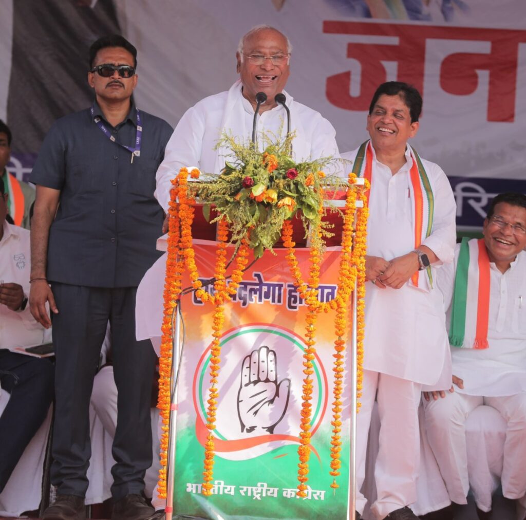 मोदी जब तक भागेगा नहीं- देश तब तक बचेगा नहीं, चाम्पा के भालेराय मैदान में कांग्रेस अध्यक्ष मल्लिकार्जुन बरसे पीएम मोदी पर कहा- कांग्रेस पर मोदी बोल रहे झूठ, सबका साथ तो लिया, मगर विकास की जगह कर दिया सबका सत्यानाश,खड़गे की सभा में उमड़ी भीड़, नेता प्रतिपक्ष महंत ने कहा- अब समय आ गया है केंद्र में बदलाव का मोदी जब तक भागेगा नहीं- देश तब तक बचेगा नहीं, चाम्पा के भालेराय मैदान में कांग्रेस अध्यक्ष मल्लिकार्जुन बरसे पीएम मोदी पर कहा- कांग्रेस पर मोदी बोल रहे झूठ, सबका साथ तो लिया, मगर विकास की जगह कर दिया सबका सत्यानाश,खड़गे की सभा में उमड़ी भीड़, नेता प्रतिपक्ष महंत ने कहा- अब समय आ गया है केंद्र में बदलाव का kshititech