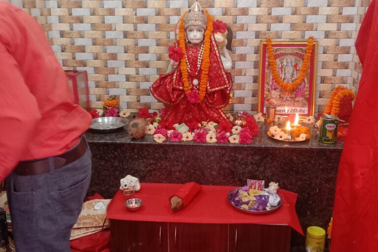 शक्ति शहर में हनुमान जन्मोत्सव पर हरेठी स्थित पंचमुखी दक्षिणमुखी हनुमान मंदिर सहित मंदिरों में लगी भक्तों की भीड़, पूजा- अर्चना कर प्रसाद का हुआ वितरण, जय बाबा बजरंगबली के श्री घोष से गुंज उठा शहर, हनुमान जी की आराधना में झूम उठे लोग, मंदिरों में हनुमान जी को लगा महाभोग का प्रसाद शक्ति शहर में हनुमान जन्मोत्सव पर हरेठी स्थित पंचमुखी दक्षिणमुखी हनुमान मंदिर सहित मंदिरों में लगी भक्तों की भीड़, पूजा- अर्चना कर प्रसाद का हुआ वितरण, जय बाबा बजरंगबली के श्री घोष से गुंज उठा शहर, हनुमान जी की आराधना में झूम उठे लोग, मंदिरों में हनुमान जी को लगा महाभोग का प्रसाद kshititech