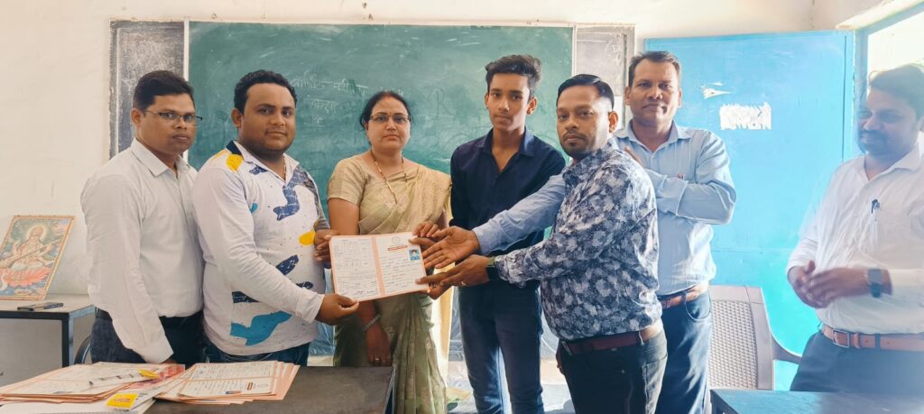 शाला विकास समिति के अध्यक्ष विजय बहादुर गहरवाल की उपस्थिति में शास पूर्व माध्यमिक विद्यालय स्टेशन पारा सक्ति का परीक्षा फल हुआ घोषित, समिति अध्यक्ष गहरवाल ने कहा- आने वाले साल के लिए और अच्छी मेहनत से करें हम सफलता अर्जित शाला विकास समिति के अध्यक्ष विजय बहादुर गहरवाल की उपस्थिति में शास पूर्व माध्यमिक विद्यालय स्टेशन पारा सक्ति का परीक्षा फल हुआ घोषित, समिति अध्यक्ष गहरवाल ने कहा- आने वाले साल के लिए और अच्छी मेहनत से करें हम सफलता अर्जित kshititech