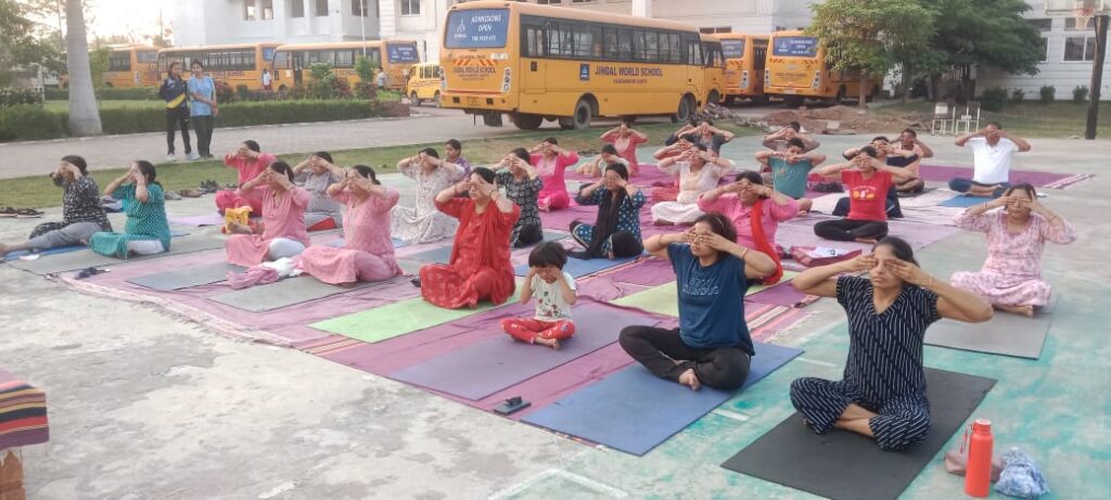 योगा, एरोबिक्स- शक्ति के जिंदल वर्ल्ड स्कूल में चल रहे निशुल्क योग प्रशिक्षण एवं एरोबिक्स शिविर में शरीर को स्वस्थ बनाने दिख रहा लोगों का उत्साह,तड़के सुबह से ही जिंदल वर्ल्ड स्कूल प्रबंधन एवं मारवाड़ी महिला जागृति शाखा दे रही प्रशिक्ष योगा, एरोबिक्स- शक्ति के जिंदल वर्ल्ड स्कूल में चल रहे निशुल्क योग प्रशिक्षण एवं एरोबिक्स शिविर में शरीर को स्वस्थ बनाने दिख रहा लोगों का उत्साह,तड़के सुबह से ही जिंदल वर्ल्ड स्कूल प्रबंधन एवं मारवाड़ी महिला जागृति शाखा दे रही प्रशिक्ष kshititech