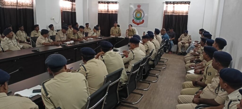 पुलिस अधीक्षक अंकिता ने ली अधिकारी-कर्मचारियों की बैठक, कहां-निर्वाचन आयोग के निर्देशों का करे सख्ती से पालन, एसपी शर्मा ने कहा- निर्वाचन में लगे लोगो का स्वास्थ्य संबंधी प्राथमिक उपचार भी हो प्रमुखता से पुलिस अधीक्षक अंकिता ने ली अधिकारी-कर्मचारियों की बैठक, कहां-निर्वाचन आयोग के निर्देशों का करे सख्ती से पालन, एसपी शर्मा ने कहा- निर्वाचन में लगे लोगो का स्वास्थ्य संबंधी प्राथमिक उपचार भी हो प्रमुखता से kshititech