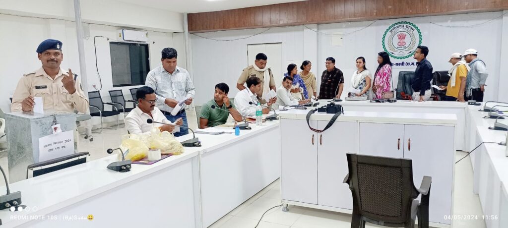शक्ति जिले की पूर्व IAS कलेक्टर नूपुर राशि पन्ना एवं पूर्व IPS एसपी एम आर अहिरे ने कलेक्ट्रेट कार्यालय जेठा पहुंचकर किया सुविधा केंद्र में मतदान, शक्ति कलेक्टर टोपनो ने मतदान व्यवस्था का लिया जाएगा, मतदान समाप्ति से 48 घंटे पूर्व बंद रहेंगी शराब की दुकाने शक्ति जिले की पूर्व IAS कलेक्टर नूपुर राशि पन्ना एवं पूर्व IPS एसपी एम आर अहिरे ने कलेक्ट्रेट कार्यालय जेठा पहुंचकर किया सुविधा केंद्र में मतदान, शक्ति कलेक्टर टोपनो ने मतदान व्यवस्था का लिया जाएगा, मतदान समाप्ति से 48 घंटे पूर्व बंद रहेंगी शराब की दुकाने kshititech
