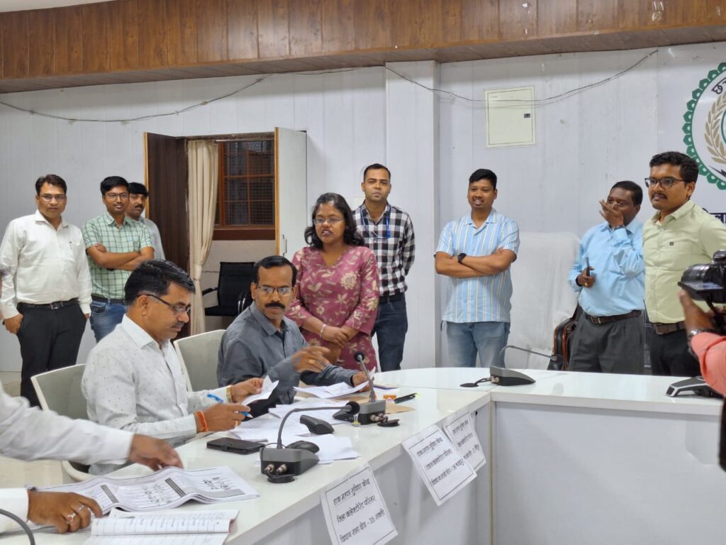 शक्ति जिले की पूर्व IAS कलेक्टर नूपुर राशि पन्ना एवं पूर्व IPS एसपी एम आर अहिरे ने कलेक्ट्रेट कार्यालय जेठा पहुंचकर किया सुविधा केंद्र में मतदान, शक्ति कलेक्टर टोपनो ने मतदान व्यवस्था का लिया जाएगा, मतदान समाप्ति से 48 घंटे पूर्व बंद रहेंगी शराब की दुकाने शक्ति जिले की पूर्व IAS कलेक्टर नूपुर राशि पन्ना एवं पूर्व IPS एसपी एम आर अहिरे ने कलेक्ट्रेट कार्यालय जेठा पहुंचकर किया सुविधा केंद्र में मतदान, शक्ति कलेक्टर टोपनो ने मतदान व्यवस्था का लिया जाएगा, मतदान समाप्ति से 48 घंटे पूर्व बंद रहेंगी शराब की दुकाने kshititech