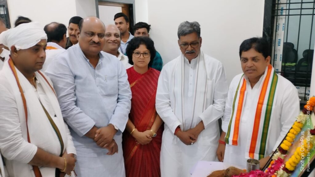 महंत ने दी श्रद्धांजलि- जैजैपुर विधायक के पिता के दशगात्र कार्यक्रम में पहुंचे छत्तीसगढ़ विधानसभा के नेता प्रतिपक्ष डॉ चरण दास महंत,महंत ने दी श्रद्धांजलि, जांजगीर लोकसभा के आठो विधायक सहित अन्य क्षेत्र के भी कांग्रेस विधायक शामिल हुए दशगात्र में kshititech