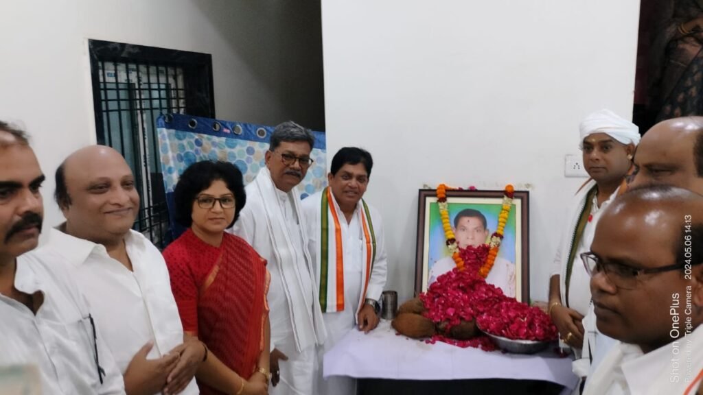 महंत ने दी श्रद्धांजलि- जैजैपुर विधायक के पिता के दशगात्र कार्यक्रम में पहुंचे छत्तीसगढ़ विधानसभा के नेता प्रतिपक्ष डॉ चरण दास महंत,महंत ने दी श्रद्धांजलि, जांजगीर लोकसभा के आठो विधायक सहित अन्य क्षेत्र के भी कांग्रेस विधायक शामिल हुए दशगात्र में kshititech