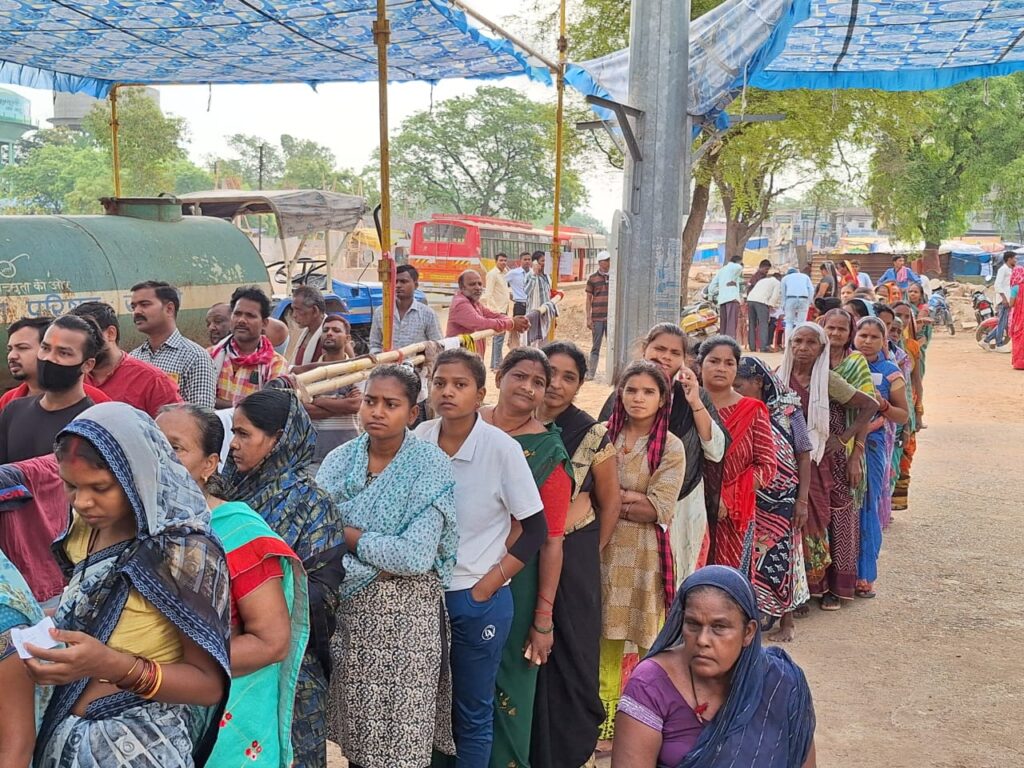 शक्ति जिले में मतदान को लेकर भारी उत्साह- हो रही बंपर वोटिंग, सुबह 7 बजे से ही लोग लगे कतारो में, कलेक्टर टोपनो के निर्देशन में चले स्वीप कार्यक्रम का मिल रहा प्रतिसाद, भाजपा प्रत्याशी कमलेश ने किया मसानिया में मतदान, लोगों ने सेल्फी जोन में फोटो खिंचवा कर दिया मतदान जागरूकता का संदेश, शक्ति जिले में पहुंच सकता है मतदान का प्रतिशत 75 शक्ति जिले में मतदान को लेकर भारी उत्साह- हो रही बंपर वोटिंग, सुबह 7 बजे से ही लोग लगे कतारो में, कलेक्टर टोपनो के निर्देशन में चले स्वीप कार्यक्रम का मिल रहा प्रतिसाद, भाजपा प्रत्याशी कमलेश ने किया मसानिया में मतदान, लोगों ने सेल्फी जोन में फोटो खिंचवा कर दिया मतदान जागरूकता का संदेश, शक्ति जिले में पहुंच सकता है मतदान का प्रतिशत 75 kshititech