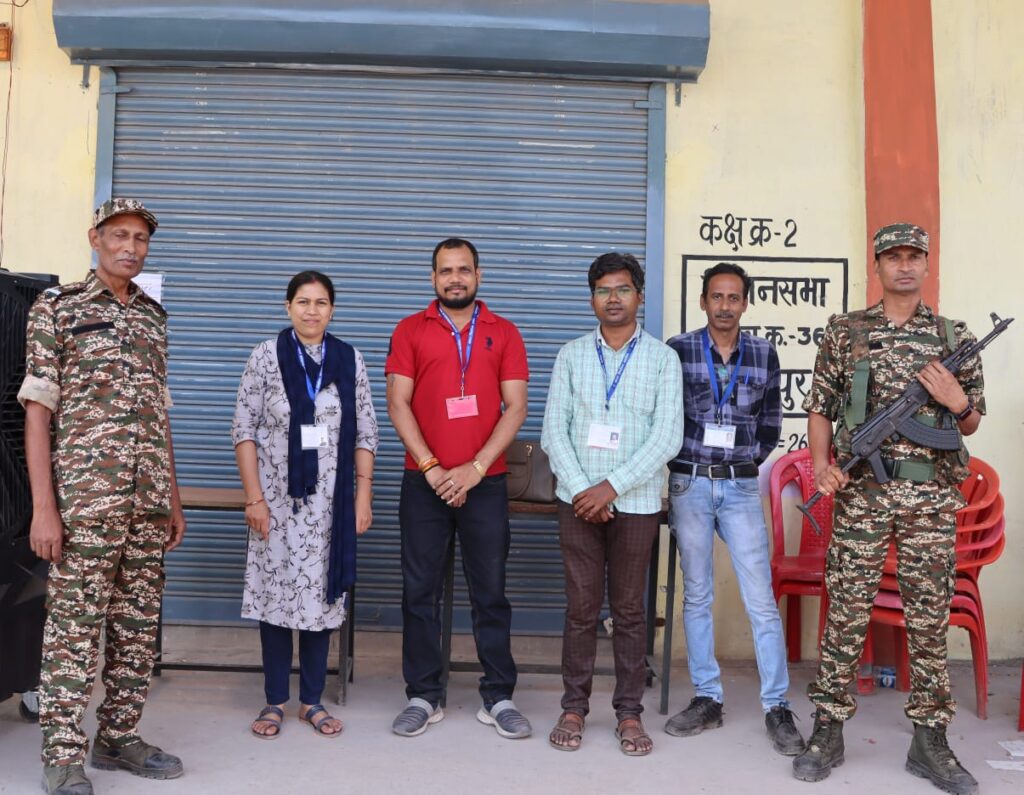 देश की सर्वोच्च संसद में पहुंचने भाग्य आजमाने वाले सांसद प्रत्याशियों के वोटो की ईवीएम मशीन प्रशासन ने की सुरक्षा बलों के हवाले, शक्ति जिले में कलेक्टर के मौजूदगी में स्ट्रांग रूम किया गया सील- 4 जून को खुलेगा दरवाजा, पूरा परिसर आम जनता के लिए प्रतिबंधित, परिंदा भी नहीं मार सकता पैर देश की सर्वोच्च संसद में पहुंचने भाग्य आजमाने वाले सांसद प्रत्याशियों के वोटो की ईवीएम मशीन प्रशासन ने की सुरक्षा बलों के हवाले, शक्ति जिले में कलेक्टर के मौजूदगी में स्ट्रांग रूम किया गया सील- 4 जून को खुलेगा दरवाजा, पूरा परिसर आम जनता के लिए प्रतिबंधित, परिंदा भी नहीं मार सकता पैर kshititech