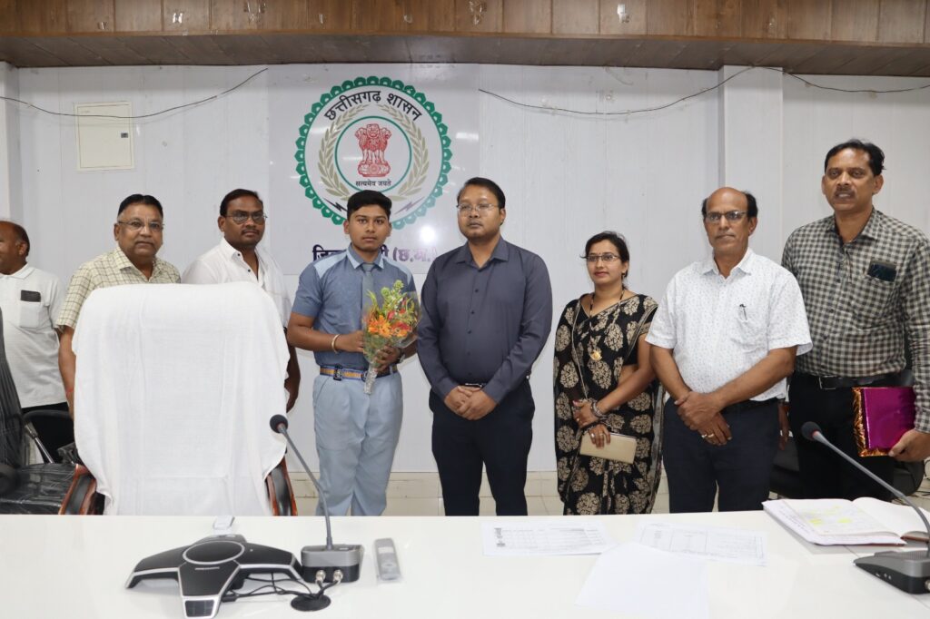 शैक्षणिक प्रतिभा का हुआ सम्मान- शक्ति कलेक्टर के हाथों सम्मानित हुए जिले के मेरिट सूची के टॉपर विद्यार्थी,कलेक्टर टोपनो ने अपने कार्यालय में बुलाकर किया सम्मान, जिला शिक्षा अधिकारी एवं सहायक जिला सांख्यिकी अधिकारी भी रहे मौजूद, स्कूल संचालक योगेश साहू एवं हेमंत पटेल ने भी दी बच्चों को बधाई शैक्षणिक प्रतिभा का हुआ सम्मान- शक्ति कलेक्टर के हाथों सम्मानित हुए जिले के मेरिट सूची के टॉपर विद्यार्थी,कलेक्टर टोपनो ने अपने कार्यालय में बुलाकर किया सम्मान, जिला शिक्षा अधिकारी एवं सहायक जिला सांख्यिकी अधिकारी भी रहे मौजूद, स्कूल संचालक योगेश साहू एवं हेमंत पटेल ने भी दी बच्चों को बधाई kshititech