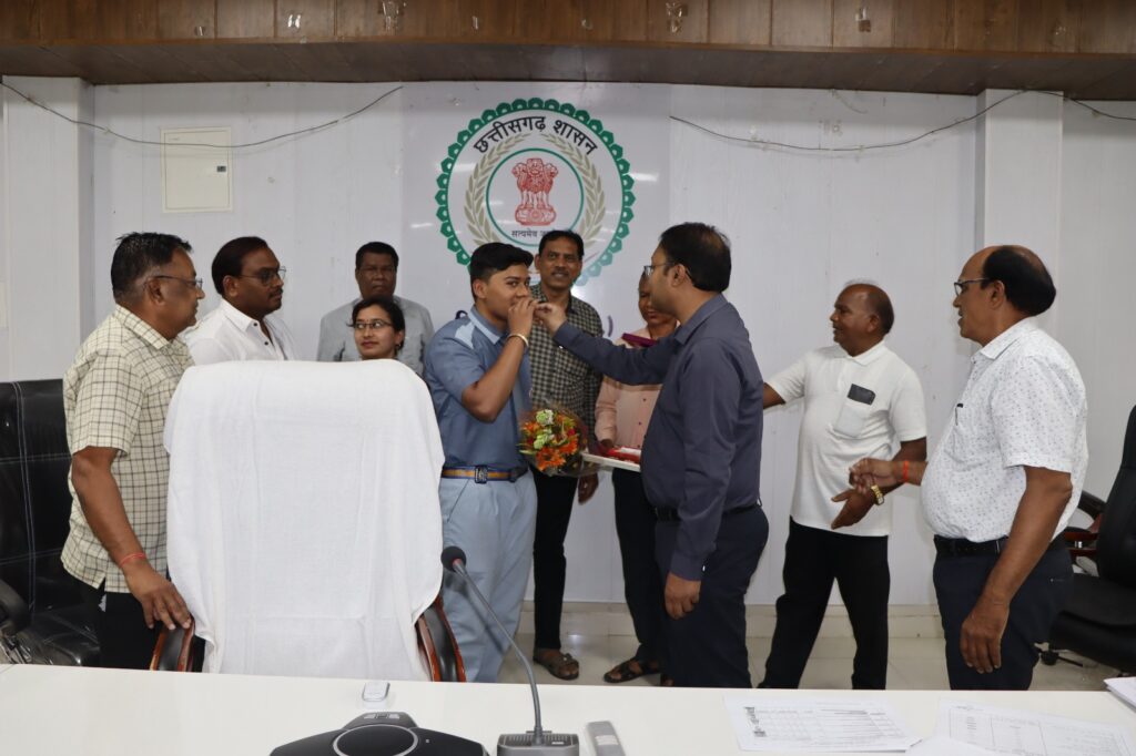 शैक्षणिक प्रतिभा का हुआ सम्मान- शक्ति कलेक्टर के हाथों सम्मानित हुए जिले के मेरिट सूची के टॉपर विद्यार्थी,कलेक्टर टोपनो ने अपने कार्यालय में बुलाकर किया सम्मान, जिला शिक्षा अधिकारी एवं सहायक जिला सांख्यिकी अधिकारी भी रहे मौजूद, स्कूल संचालक योगेश साहू एवं हेमंत पटेल ने भी दी बच्चों को बधाई शैक्षणिक प्रतिभा का हुआ सम्मान- शक्ति कलेक्टर के हाथों सम्मानित हुए जिले के मेरिट सूची के टॉपर विद्यार्थी,कलेक्टर टोपनो ने अपने कार्यालय में बुलाकर किया सम्मान, जिला शिक्षा अधिकारी एवं सहायक जिला सांख्यिकी अधिकारी भी रहे मौजूद, स्कूल संचालक योगेश साहू एवं हेमंत पटेल ने भी दी बच्चों को बधाई kshititech
